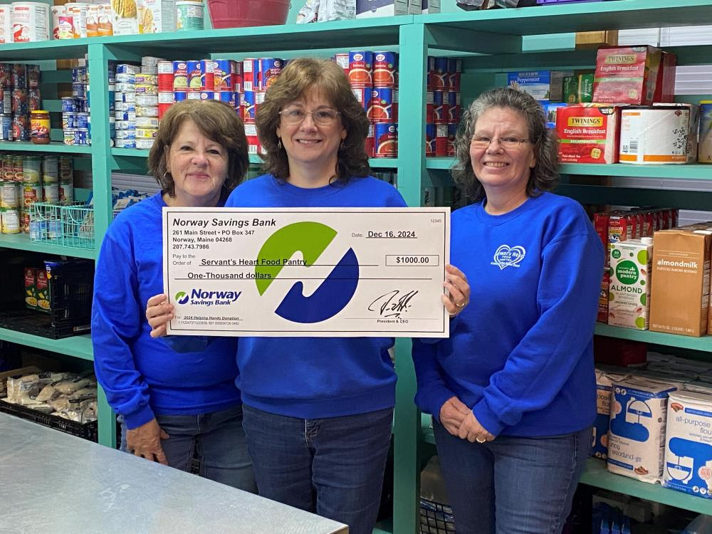 Norway Savings Bank makes surprise $1,000 donation to Servant’s Heart Food Pantry